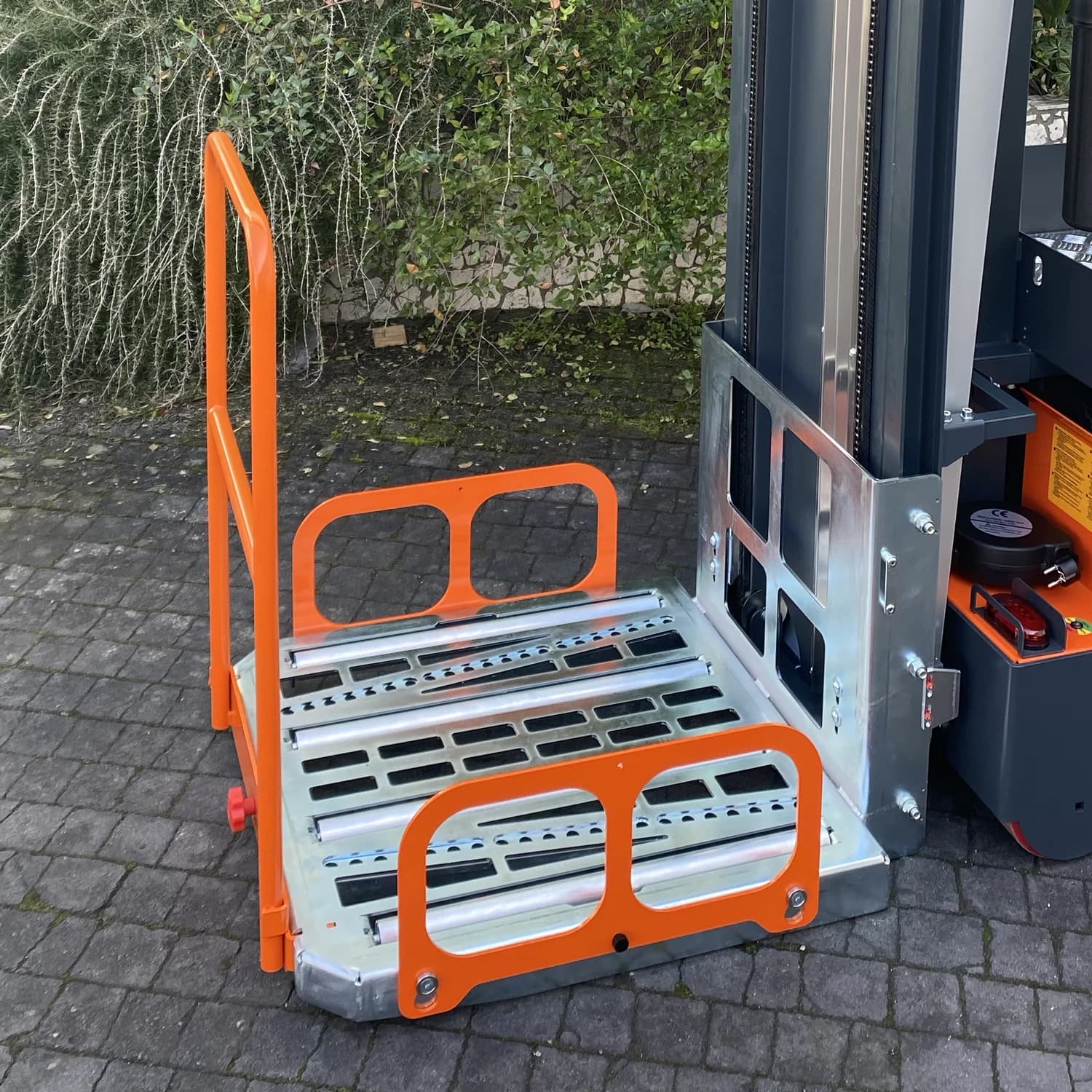 2 extractable side protections and one oversize frontal protection on the picking platform