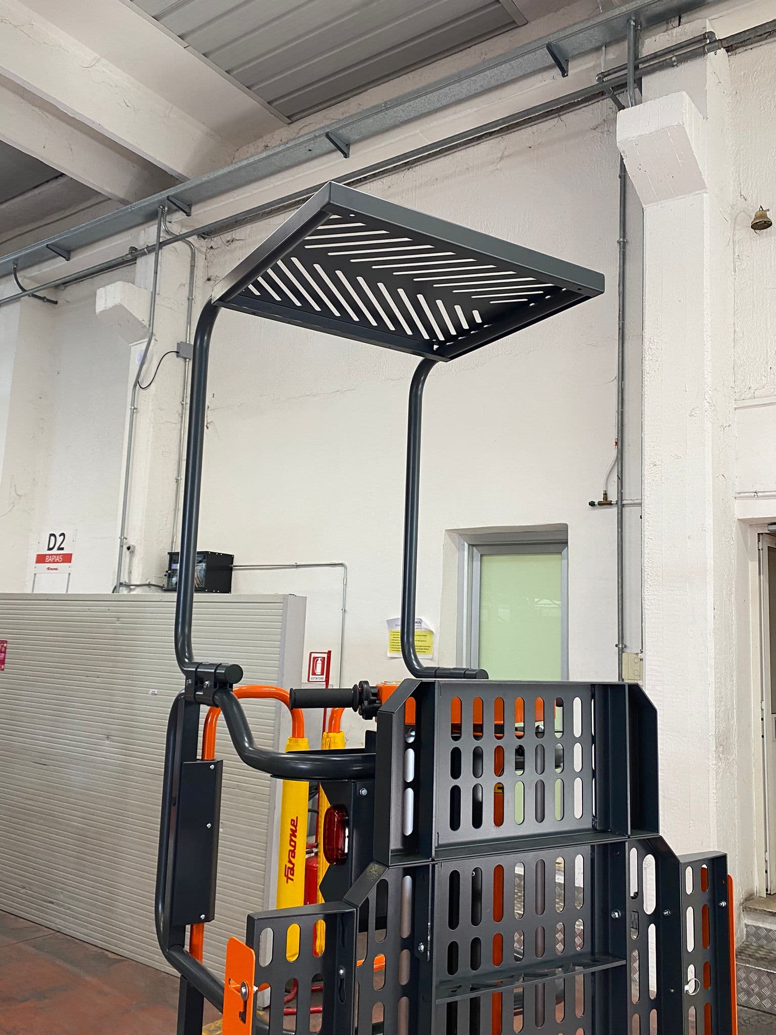 Protection for the operator’s head above the cage. Made of steel, it protects the operator should small objects fall from above