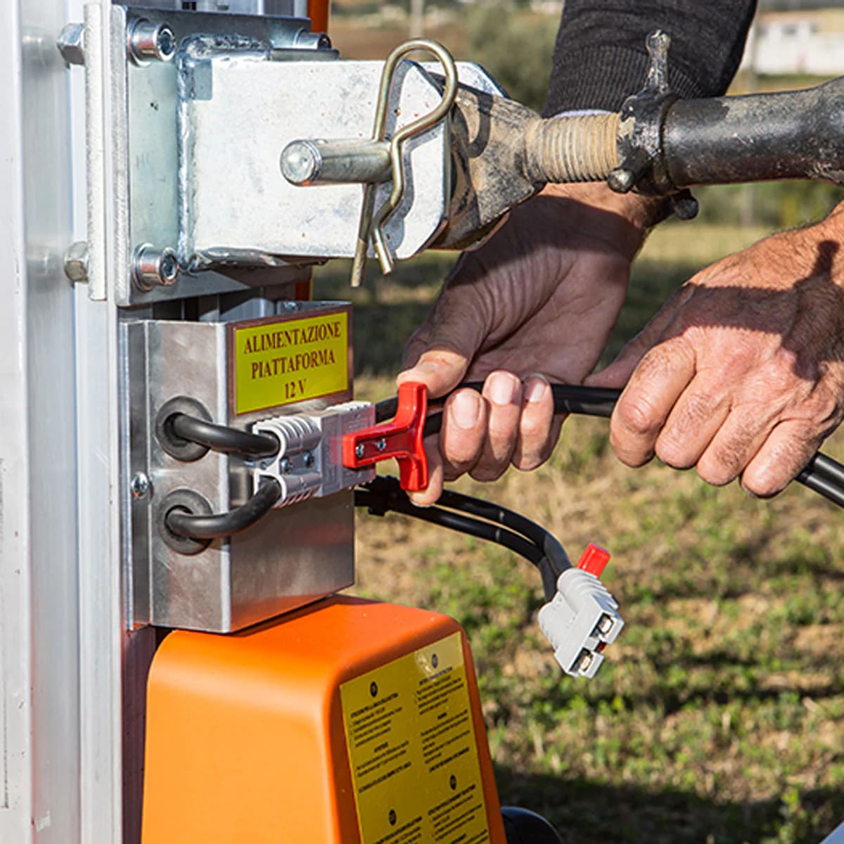 Power batteries 12v wit power connection to the tractor. In addition to at 10.