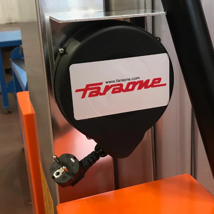 Retractable cable for the charger. (only for 24 Volt version)