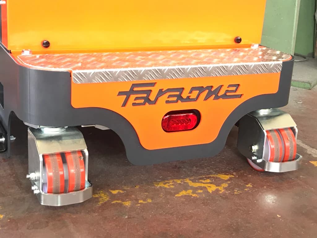 Directional electric block that can be activated at height, and double steering wheels with anti-crushing protection.